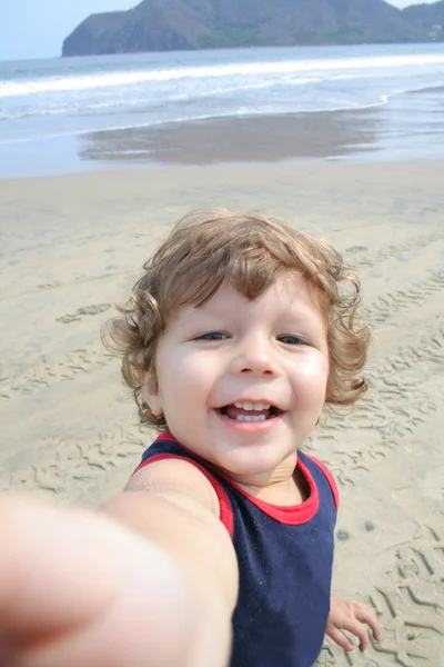 Liten pojke leker i sanden på stranden — Stockfoto