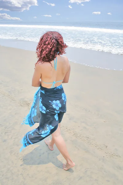 Mooie jonge vrouw genieten van een dag op het strand — Stockfoto