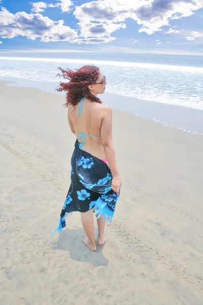 해변에서 하루를 즐기고 아름 다운 젊은 여자 — 스톡 사진