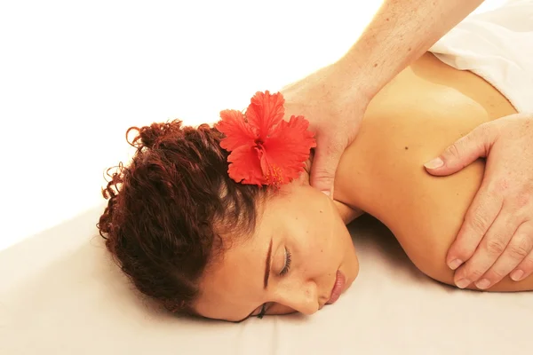 Femme profitant d'un massage posé sur une table — Photo