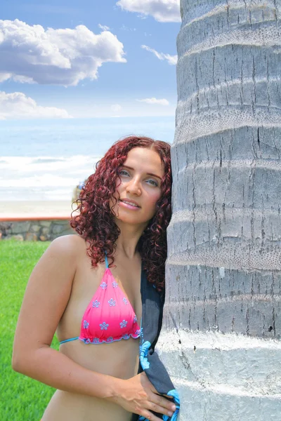 Bella giovane donna Palma ritratto tropicale — Foto Stock
