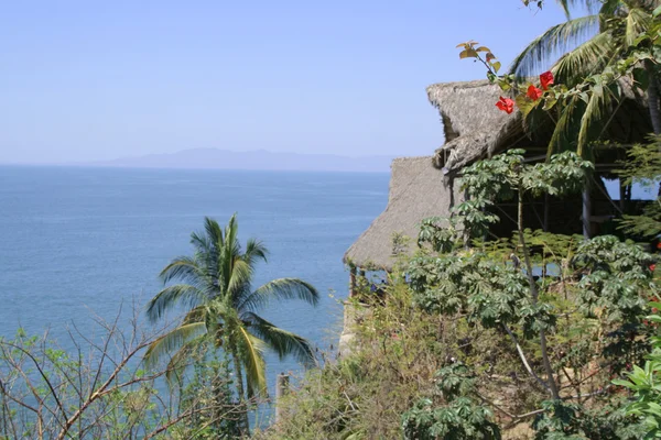 Тропический мексиканский домик с видом на океан — стоковое фото