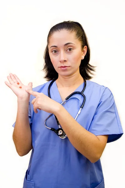 Enfermera sosteniendo píldora — Foto de Stock