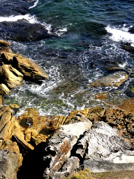 Rocks and foamy ocean — Stock Photo, Image