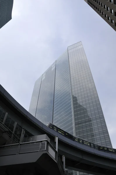 Träna under skyskrapor — Stockfoto