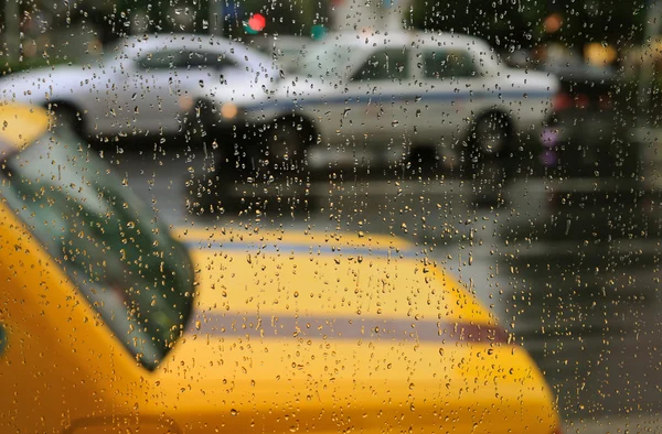 Regenachtige taxi — Stockfoto