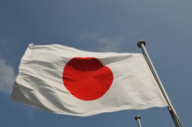 Mavi gökyüzü arka plan üzerinde kuvvetli rüzgar durumu Japon bayrağı