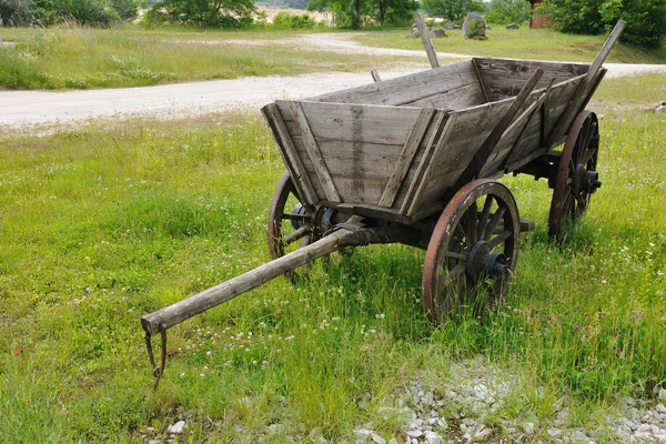 Chariot Bois Ancien Sur Prairie Verte — Photo