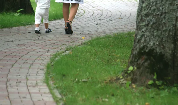 Μωρό και γυναίκες περπατώντας στο λιθόστρωτο μονοπάτι — Φωτογραφία Αρχείου