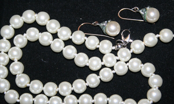 Pearls necklace and earings