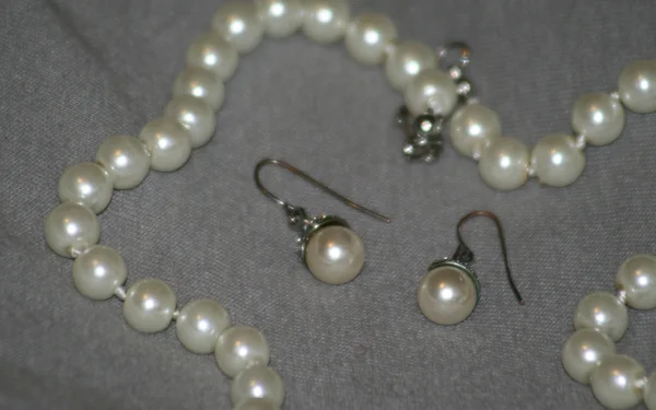 stock image Pearls necklace and earings