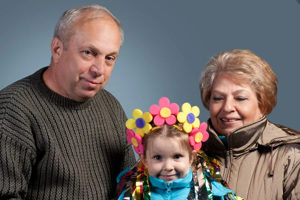 Närbild av ett äldre par med sina barnbarn — Stockfoto
