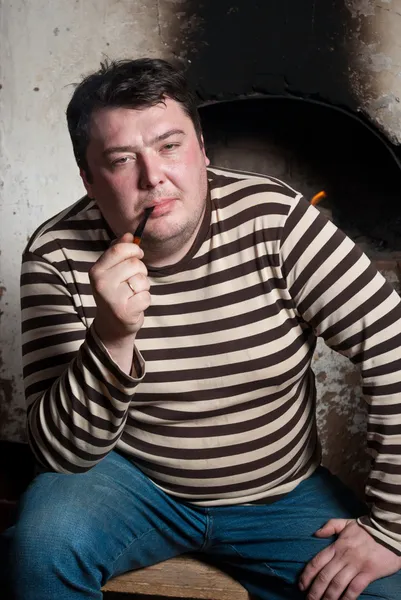 Uomo fumare una pipa. — Foto Stock