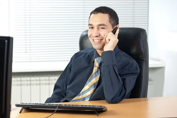 Empresario hablando por teléfono en la oficina — Foto de Stock