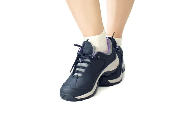 スポーツ シューズ スニーカー 女性の足と足の靴を履いてのクローズ アップ 白い背景で隔離 — ストック写真