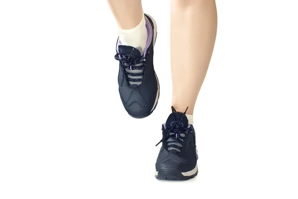 スポーツ シューズ スニーカー 女性の足と足の靴を履いてのクローズ アップ 白い背景で隔離 — ストック写真