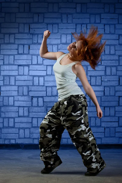 Хіп Хоп Дівчина Танцює Сучасному Стилі Над Міською Синьою Цегляною — стокове фото