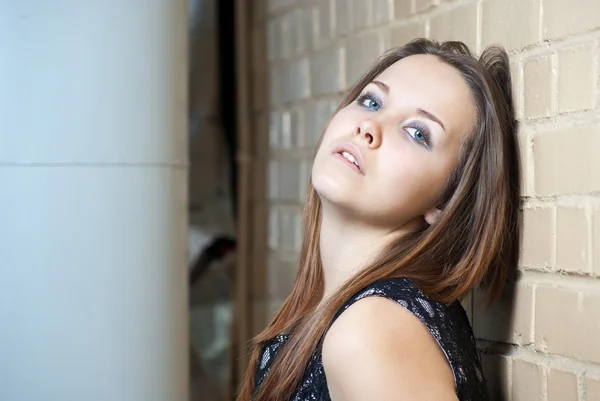 Piękne Młode Caicasian Dziewczyna Brązowe Włosy Przed Murem — Zdjęcie stockowe