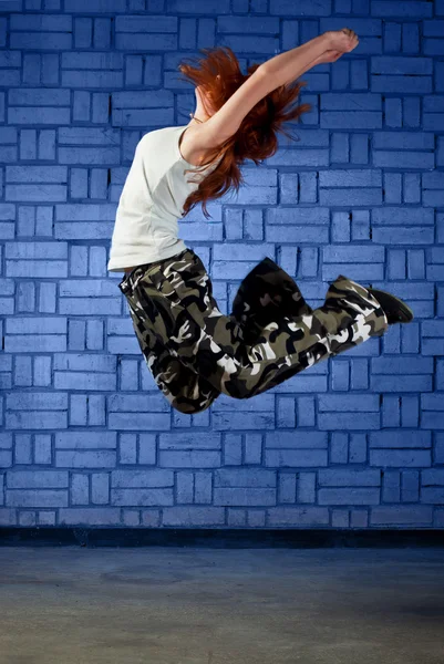 Bailarina de estilo moderno saltando — Foto de Stock