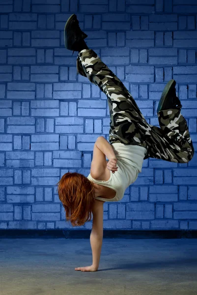 Bailarina de hip hop realizando un handstand — Foto de Stock