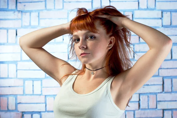 Portret Młodej Kobiety Ścianę Niebieski — Zdjęcie stockowe