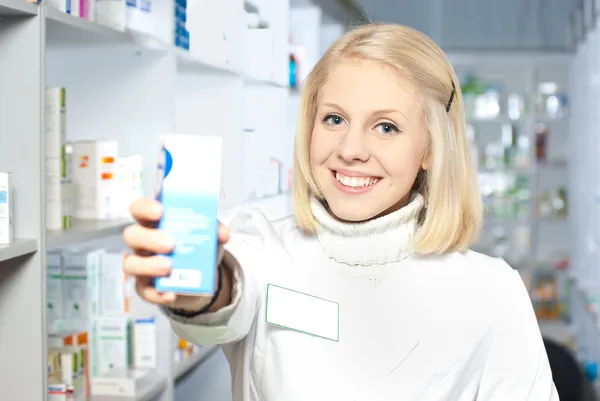 Krásný usměvavý farmaceut — Stock fotografie