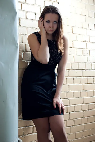 A tégla fal mellett fiatal lány portréja — Stock Fotó
