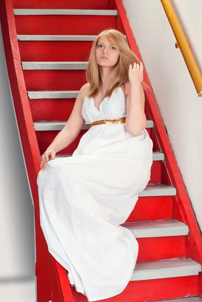 Belleza en una escalera . —  Fotos de Stock