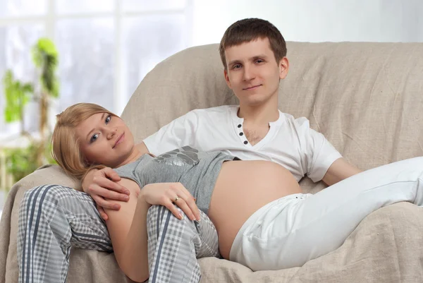 怀孕对年轻夫妇 — 图库照片