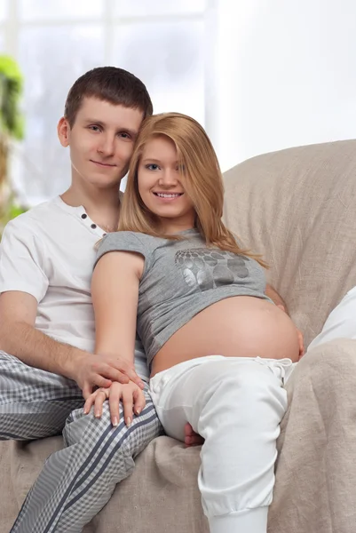젊은 임신 부부 — 스톡 사진