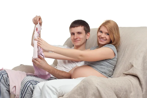 Casal escolhendo roupas de bebê — Fotografia de Stock
