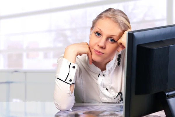 Affärskvinna som sitter vid skrivbord — Stockfoto