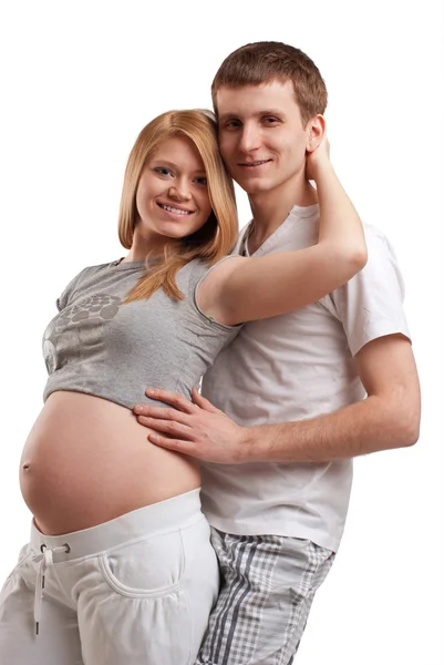 Junger Mann umarmt seine schwangere Frau. — Stockfoto
