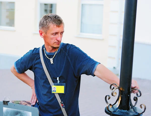 stock image The thoughtful man leans a hand against a metal column