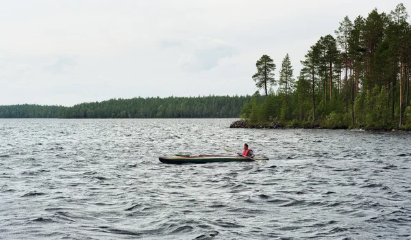 Facet na canoe — Zdjęcie stockowe