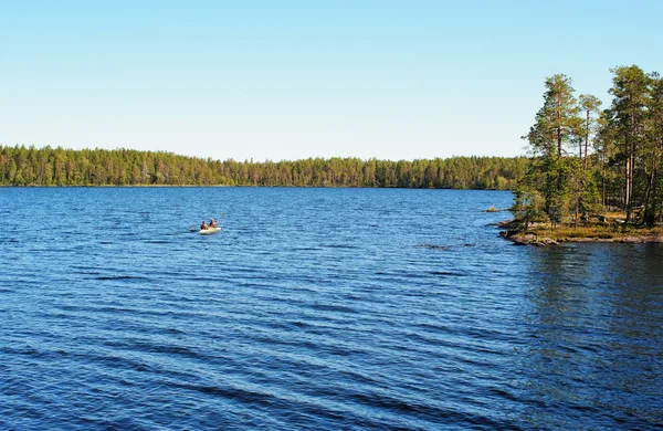 Niebieski dzikie jezioro — Zdjęcie stockowe