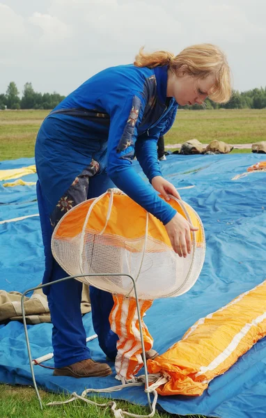 Девушка-парашютистка в темно-синем комбинезоне — стоковое фото