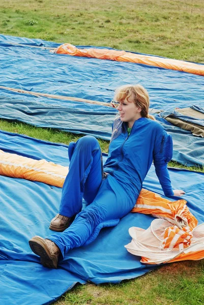 Дівчина парашутистка в темно-синьому комбінезоні — стокове фото