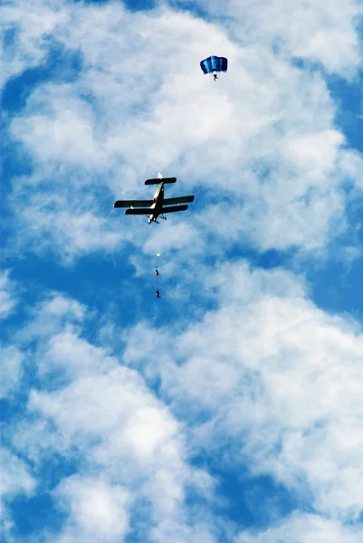 Van Parachutisten springen uit het vliegtuig — Stockfoto