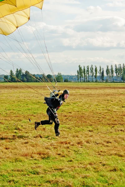 W momencie lądowania spadochroniarza — Zdjęcie stockowe