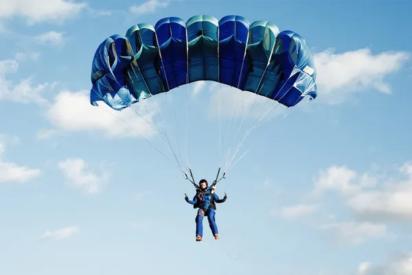 The girl parachutist in dark blue overalls — Stock Photo, Image