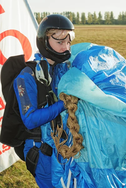 La chica paracaidista en mono azul oscuro y un casco negro — Foto de Stock