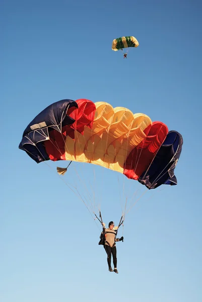 Parachutists in air — Stock Photo, Image