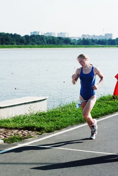Het meisje Sportvrouw eindigt bij hardlopen — Stockfoto