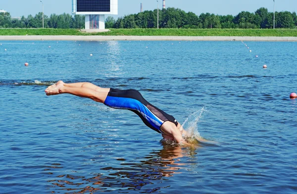 运动员跑进蓝色的水 — 图库照片