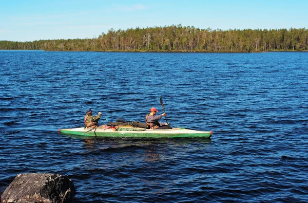 Turistas flotan en una canoa Imagen de archivo