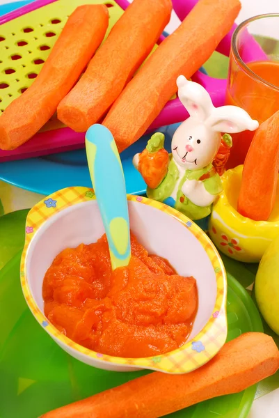 胡萝卜原浆的宝宝 — Stockfoto