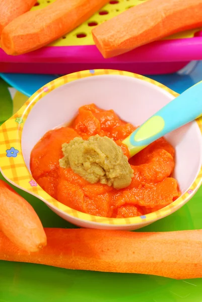 Puré de zanahoria y guisantes verdes para bebé — Foto de Stock