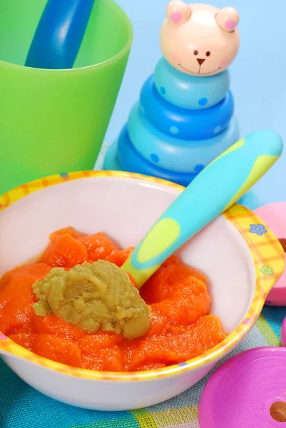 Purê de cenoura e ervilhas verdes para bebê — Fotografia de Stock