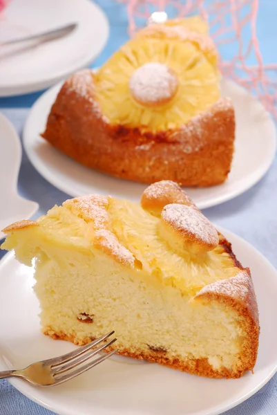Ανανάς κέικ με σταφίδες — Φωτογραφία Αρχείου